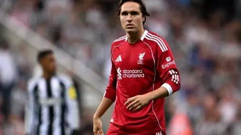 “海港连败四场引热议！中超冠军梦碎？实力与战意遭质疑，出线前景堪忧！”